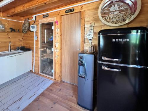 米纳Jordan River Village的小屋内的厨房配有黑色冰箱