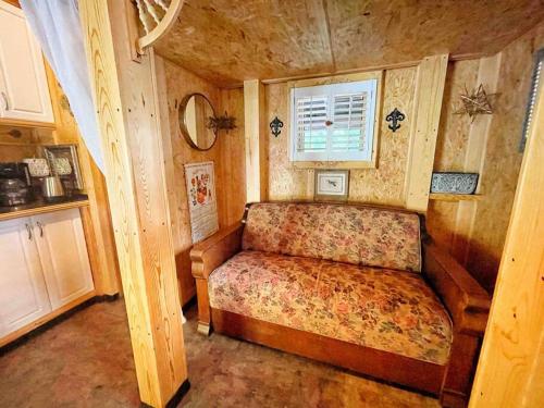 科斯比Tiny House, WIFI,Hot tub,Secluded的木制客房内的一间卧室,配有一张床