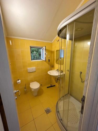 克拉西奇Krašići apartmani Bozic的带淋浴、卫生间和盥洗盆的浴室