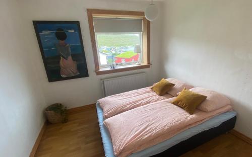 瑟沃格Cosy house near airport的一张位于带窗户的房间的床