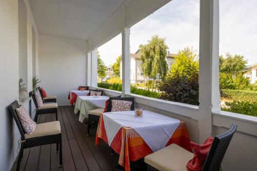 奥斯特巴德·哥伦瓦德博丽酒店的餐厅设有桌椅和窗户。