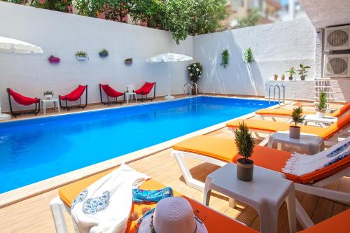 安塔利亚Old Town Point Hotel & Spa Antalya的游泳池旁设有桌椅