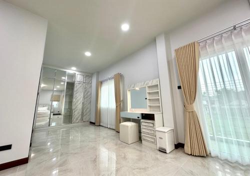 Ban Khlong WaPause Homestay的浴室配有梳妆台、镜子和盥洗盆