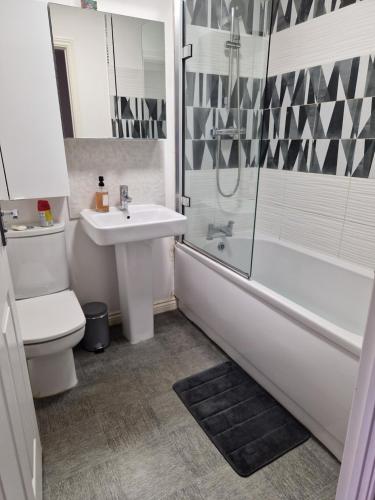 曼彻斯特Private room的一间带水槽、淋浴和卫生间的浴室
