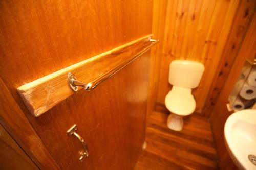 布里斯班布里斯班庄园酒店的一间带木门和卫生间的浴室