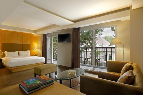 马塔兰马塔兰山提卡酒店的酒店客房设有床和客厅。