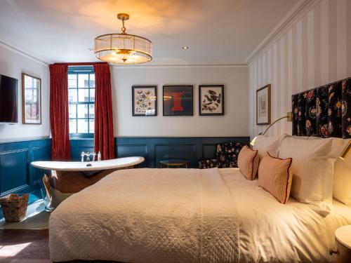 伦敦Spread Eagle的一间卧室配有一张大床和一张桌子