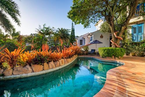 布希奥斯维拉达圣精品酒店及Spa中心的一座房子的院子内的游泳池