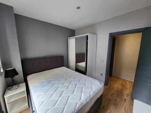 伊斯坦布尔Remta Real Estate的卧室配有白色的床和镜子