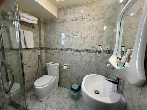 巴格达فندق البيت الصغير - Lapetite Maison Hotel的浴室配有卫生间、盥洗盆和淋浴。