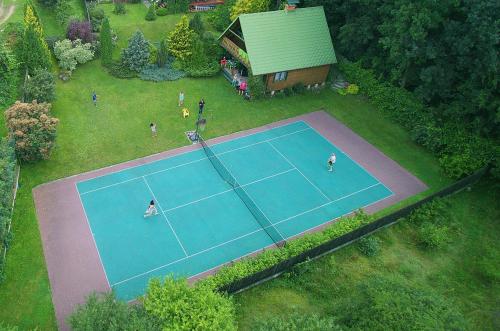鲁恰内尼达Zielony Domek的网球场的顶部景观