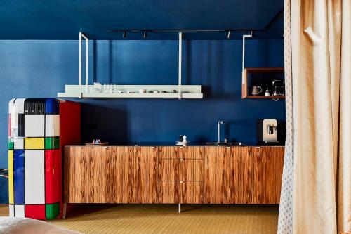 维皮泰诺Bettstadt Apartments的一间带水槽和蓝色墙壁的浴室