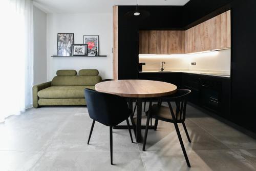西维尔诺瓦·马尔凯LE MARIN contemporary apartments的厨房配有桌椅和沙发。