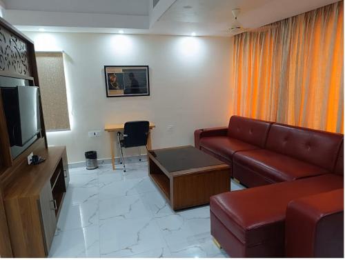 穆扎夫法尔普尔Hotel Paramveer的带沙发和电视的客厅