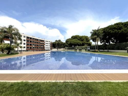 坎布里尔斯LuxuryCambrils Resort&Spa的大楼前的大型游泳池