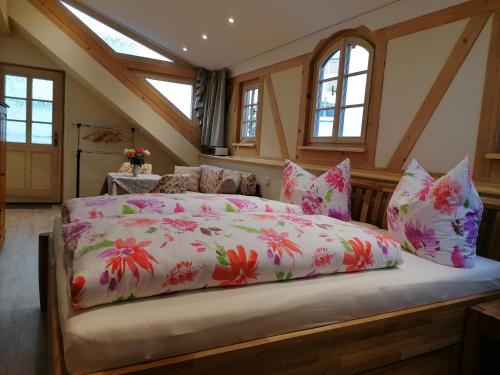 梅森Altstadtidyll的一间卧室配有一张带粉红色花卉的大床