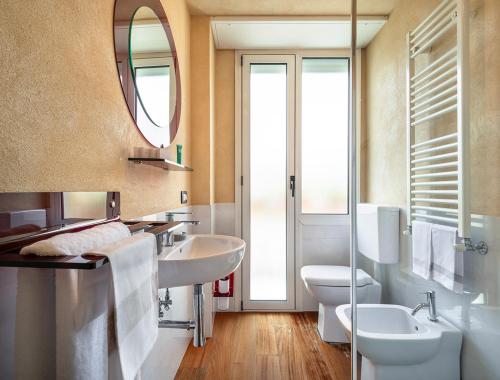拉帕洛Hotel Rosa Bianca的浴室设有2个水槽、卫生间和镜子。
