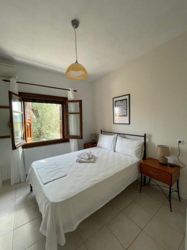 卡拉内拉The 3M的卧室设有一张白色大床和一扇窗户。