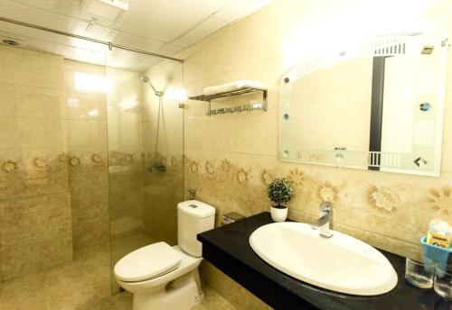 萨帕Cherry Hotel的浴室配有卫生间、盥洗盆和淋浴。