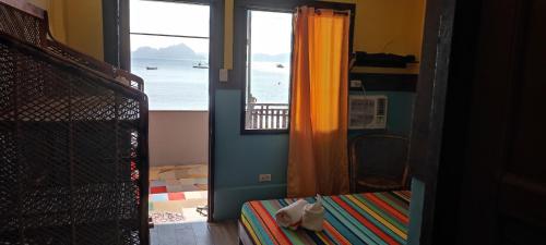 爱妮岛ALFA Beach Front Lodge的客房设有一间海景卧室。