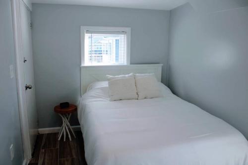 欧申格罗夫The Clark - Suite 2W - Ocean Grove near Asbury的卧室配有白色的床和两个枕头