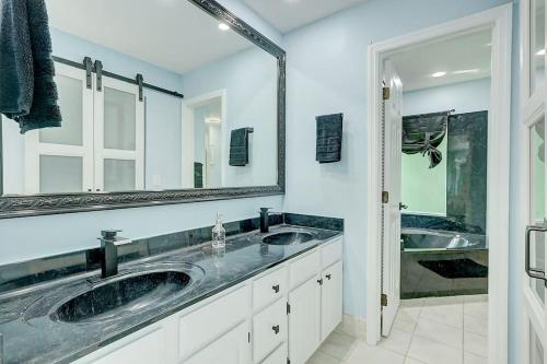 圣露西港Chateau Grove的一间带两个盥洗盆和大镜子的浴室