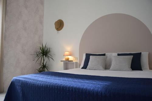 马蒂纳塔Meridiana case al mare centro的一间卧室配有蓝色的床和蓝色的毯子