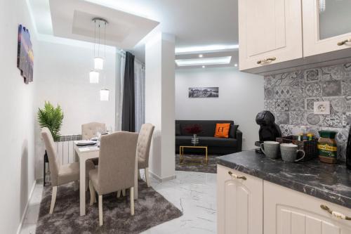 Top Central Luxury Apartment & Free Parking的厨房或小厨房