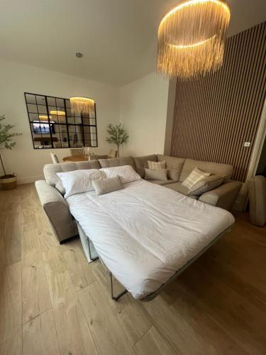 锡厄姆Coastal Apartments No 1的一间卧室配有一张大床和一张沙发
