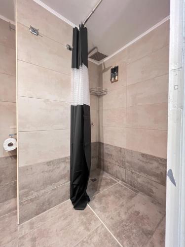 雅典Modern & Cozy 51sqm Apt in Thisseio的浴室内配有黑色淋浴帘和淋浴