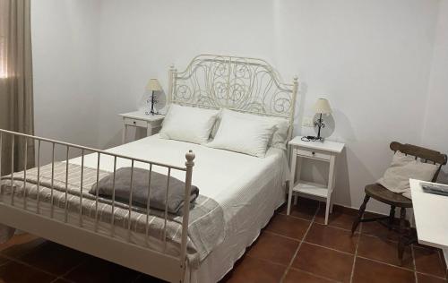 阿兰赫El Balcón de Alange的卧室配有白色的床和2个床头柜