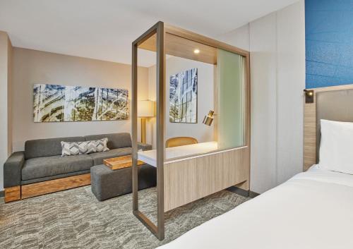 芝加哥SpringHill Suites by Marriott Chicago Chinatown的酒店客房,配有床和沙发