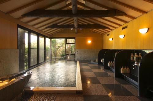 箱根玉庭的一间位于中间的大型客房,设有游泳池