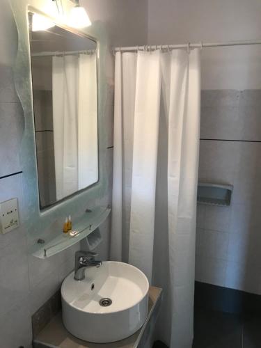 莫拉蒂卡Avra Sea View Paradise Pool Apartments的白色的浴室设有水槽和镜子