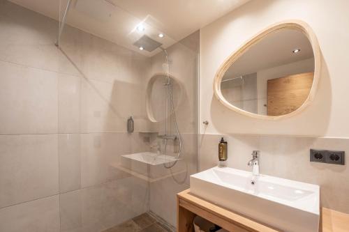 隆高地区圣玛格丽滕Löckerwirt的白色的浴室设有水槽和镜子
