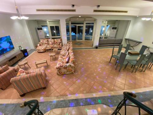 杜拉特阿拉尔فيلا درة العروس الشاطئ الذهبي的带沙发和平板电视的大型客厅