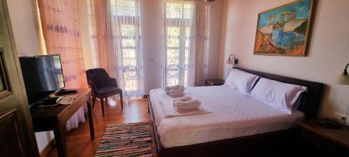 培拉特Hotel Gorica - UNESCO quarter的一间卧室配有带毛巾的床