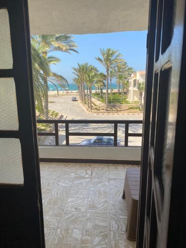 阿里什شالية مفروش قرية سما العريش的通往海滩景阳台的门