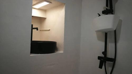 芒通VieuxChateau的一间带镜子和黑色浴缸的浴室