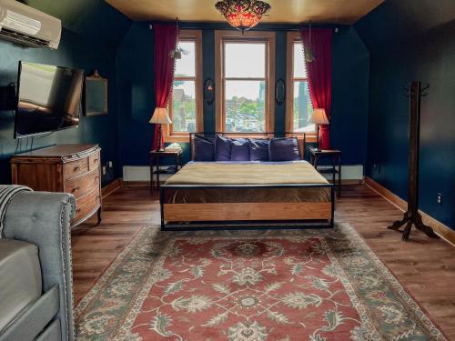 德卢斯Endion Inn的一间卧室配有一张床、一台电视和一张沙发