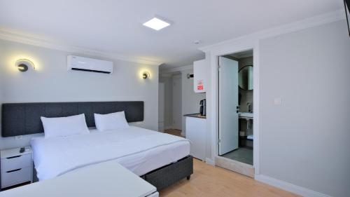 费特希耶Centralflatsfethiye的酒店客房带两张床和一间浴室