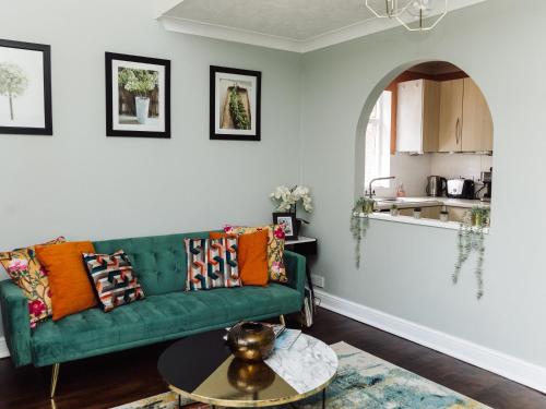 SendBeautiful apartment in Guildford with parking的客厅配有绿色沙发和桌子