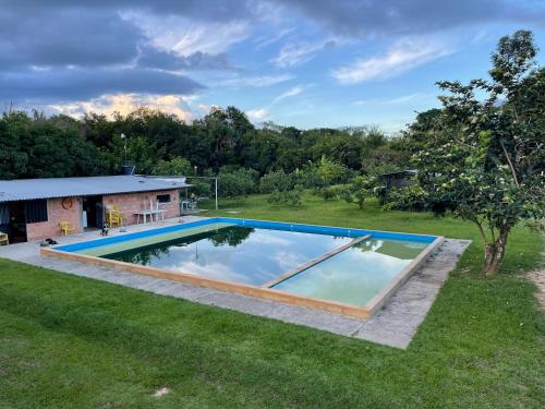 MonterreyCentro agroecoturistico las heliconias的享有庭院游泳池的顶部景色