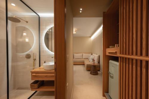 ValanidorachiTrinity Design Suites的一间带水槽、淋浴和卫生间的浴室