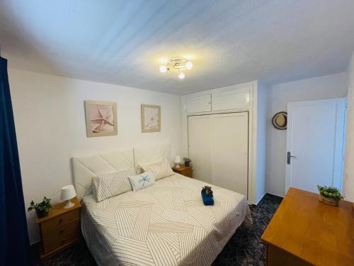 蒂亚斯Apartamento Playa Grande的一间卧室配有一张床、一张桌子和一张桌子