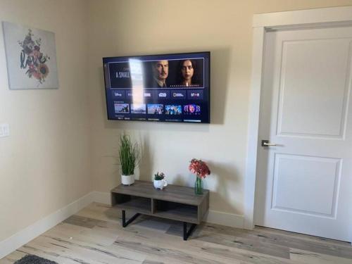 哈利法克斯1 bedroom apartment的客厅的墙上配有平面电视。