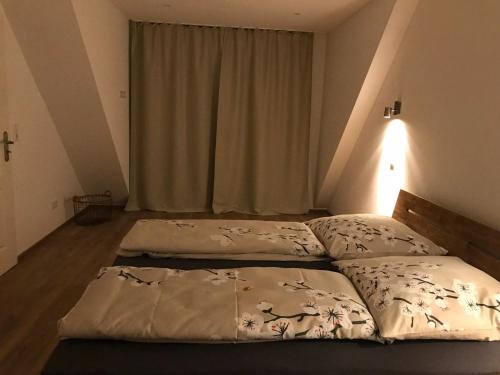 埃肯弗德Ferienhaus Kader的卧室设有两张单人床和窗户。