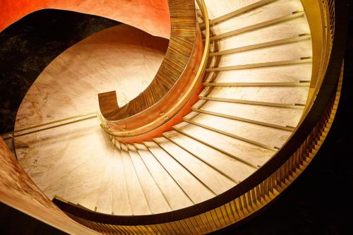 圣保罗JW Marriott Hotel Sao Paulo的大楼内的螺旋楼梯