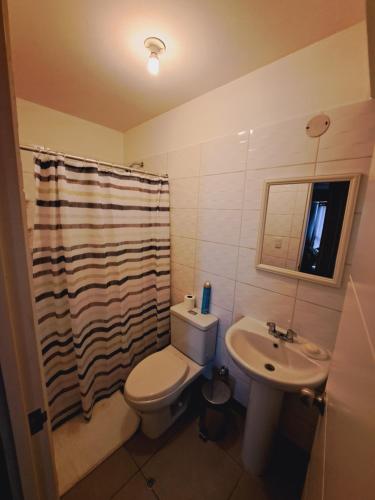 利马Zegarra' s Home的一间带卫生间和水槽的浴室