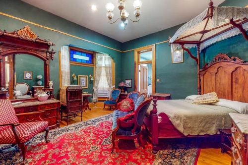 斯普林菲尔德Clarkson W Freeman House的卧室配有一张床、一张桌子和椅子